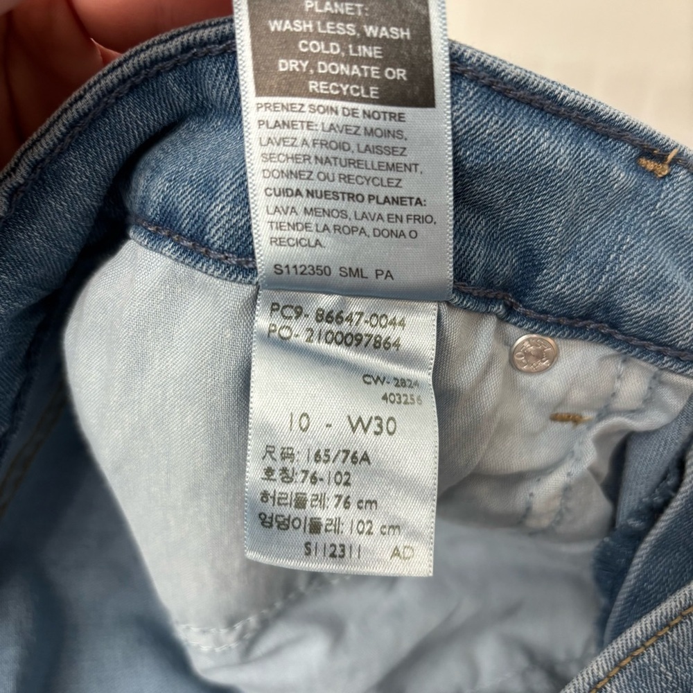 Light Wash Cuffed Denim Shorts | Levi’s 10 (W30) - Picture 7 of 12